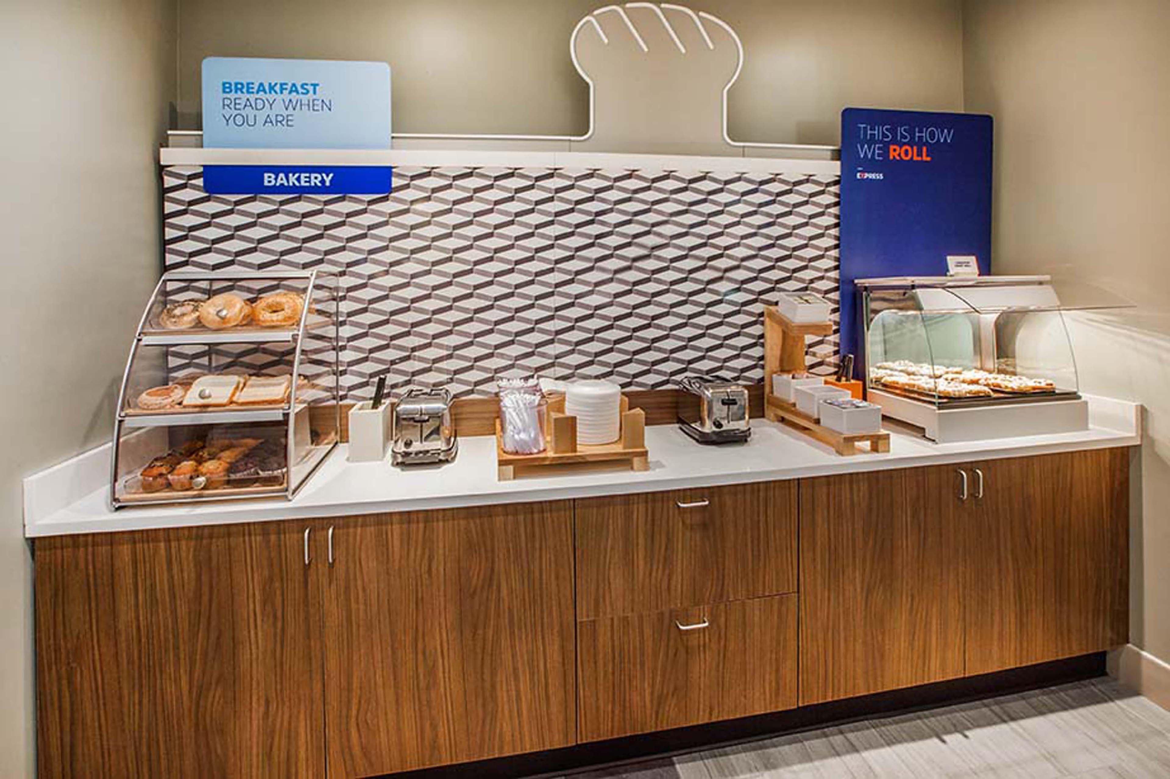 Holiday Inn Express Hotel & Suites Tampa-Anderson Road-Veterans Exp By Ihg West Chase Экстерьер фото